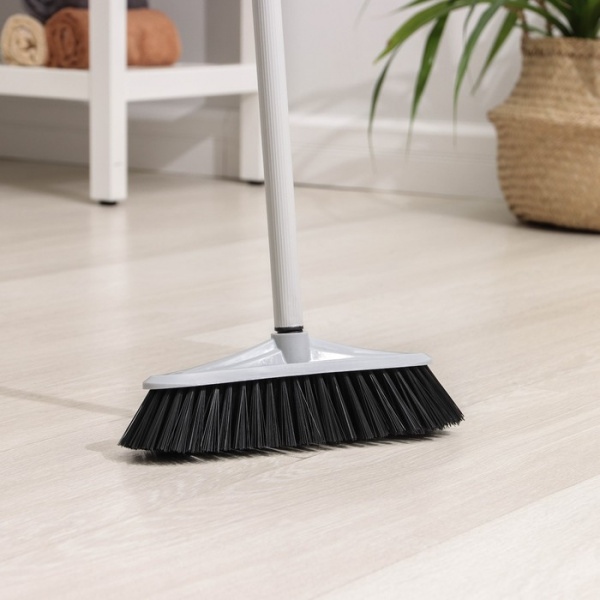 Щётка для пола с черенком «Комфорт», жёсткая, цвет МИКС /3401056