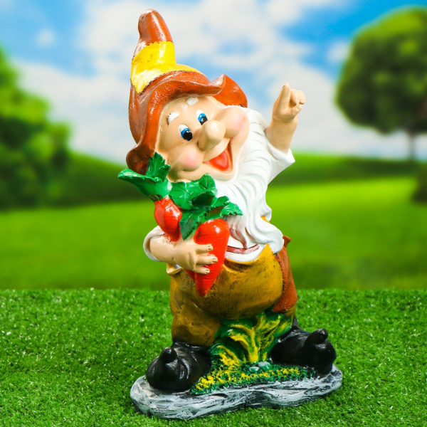 Садовая фигура "Гном с морковкой" 19х38см /4932822