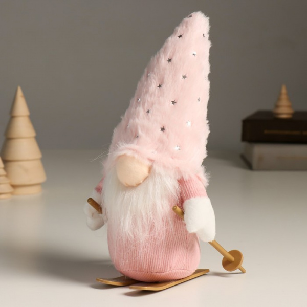 Кукла интерьерная "Гном в розовом с лыжными палками на лыжах" 24 см /9488056