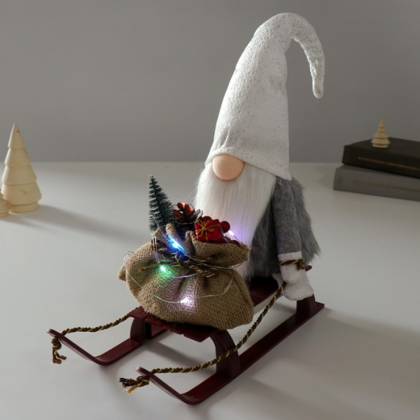 Кукла интерьерная свет "Гном в блестящем колпаке с мешком подарков на санках" 10х26х41 см /9488052